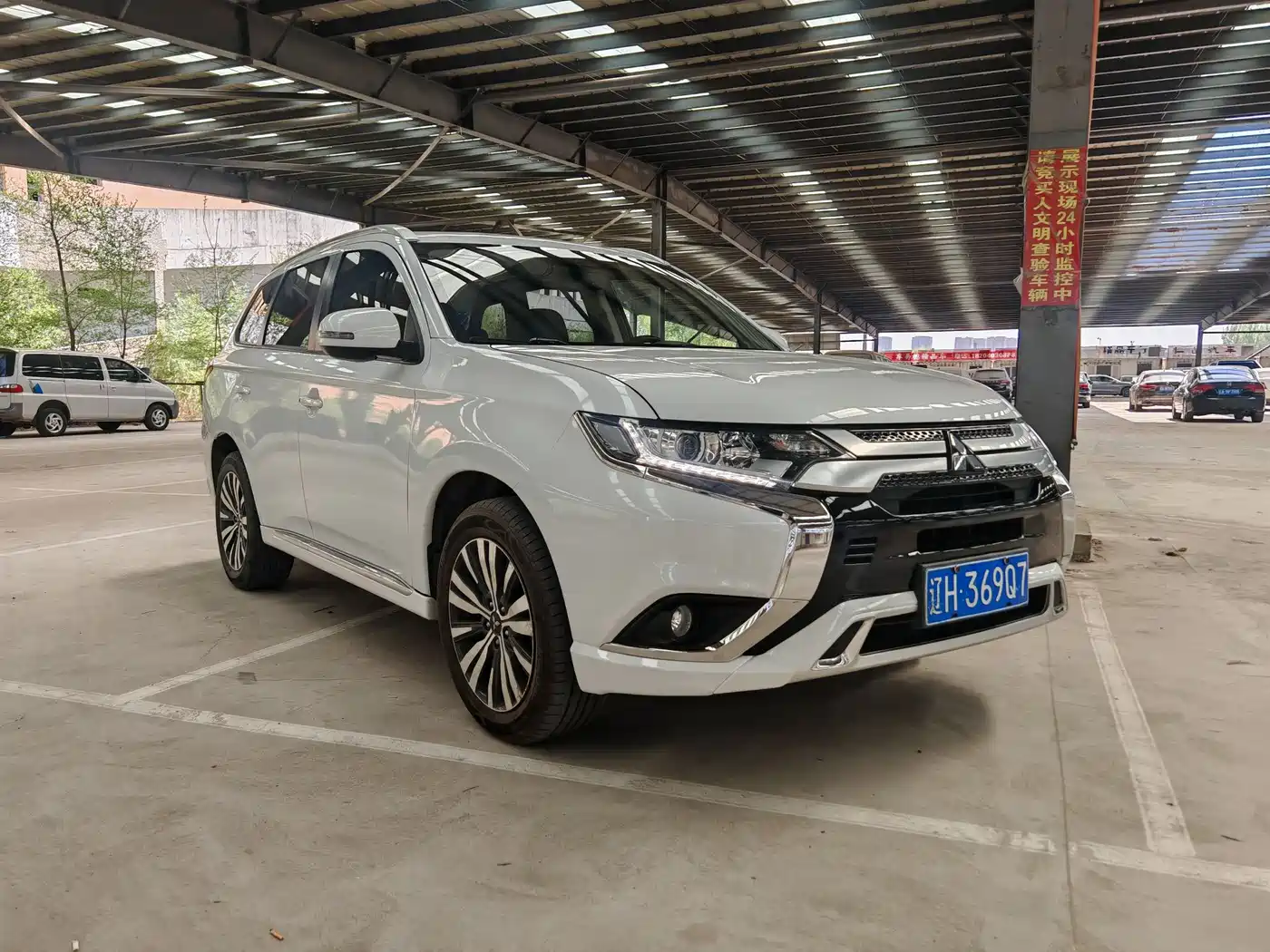 MITSUBISHI OUTLANDER