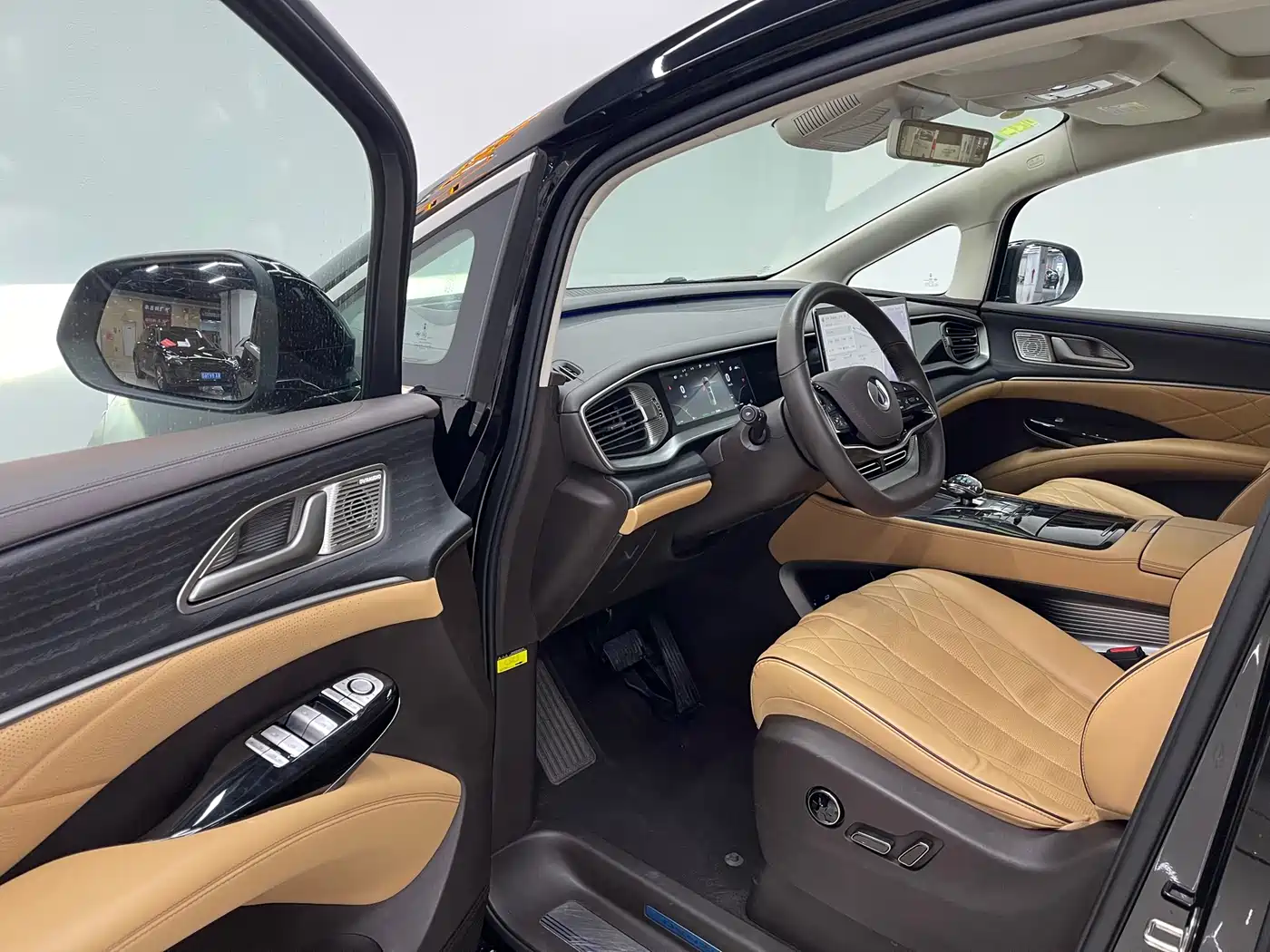 Denza D9 2024 DM-i 980 AWD Prestige фото 16