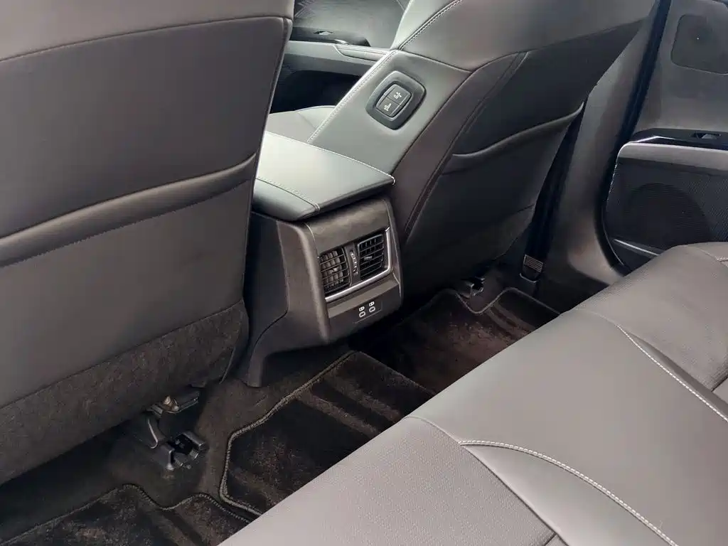 Photo 9 - Toyota Camry