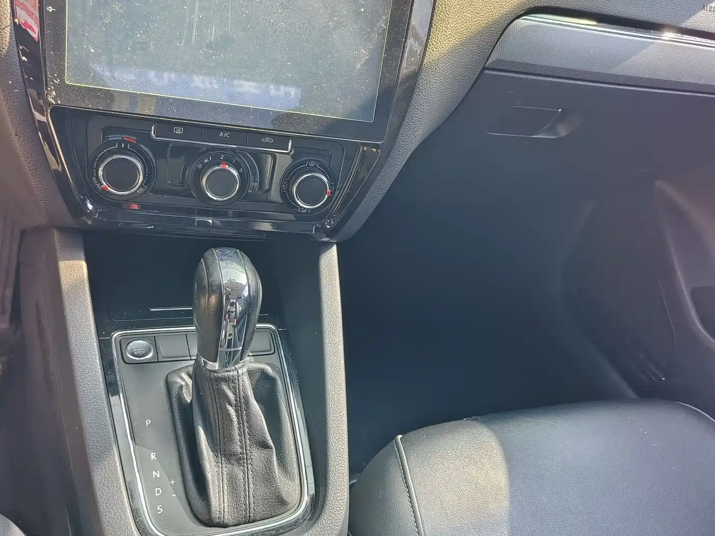 Volkswagen Sagitar 2018 1.6L Automatic Comfort фото 16