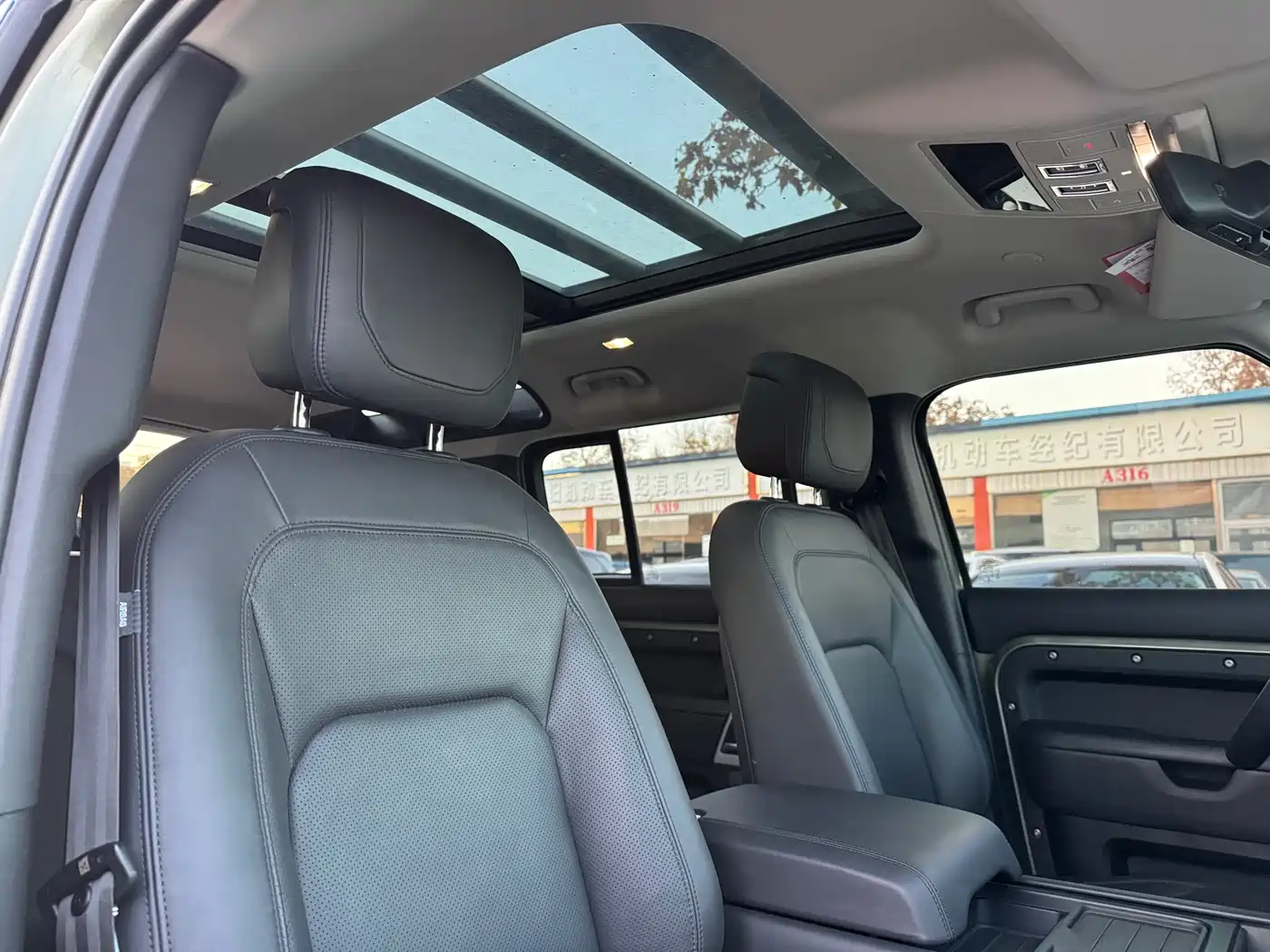 Land Rover Defender 2023 Model 110 3.0T P400 Dark Special Edition фото 12