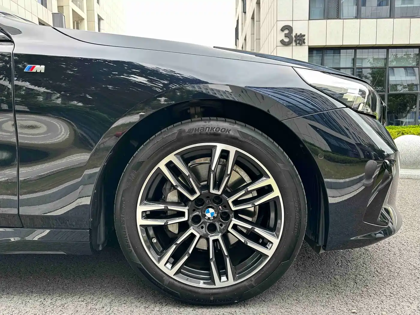 BMW 5 Series 2025 530Li Leading M Sport Package фото 8