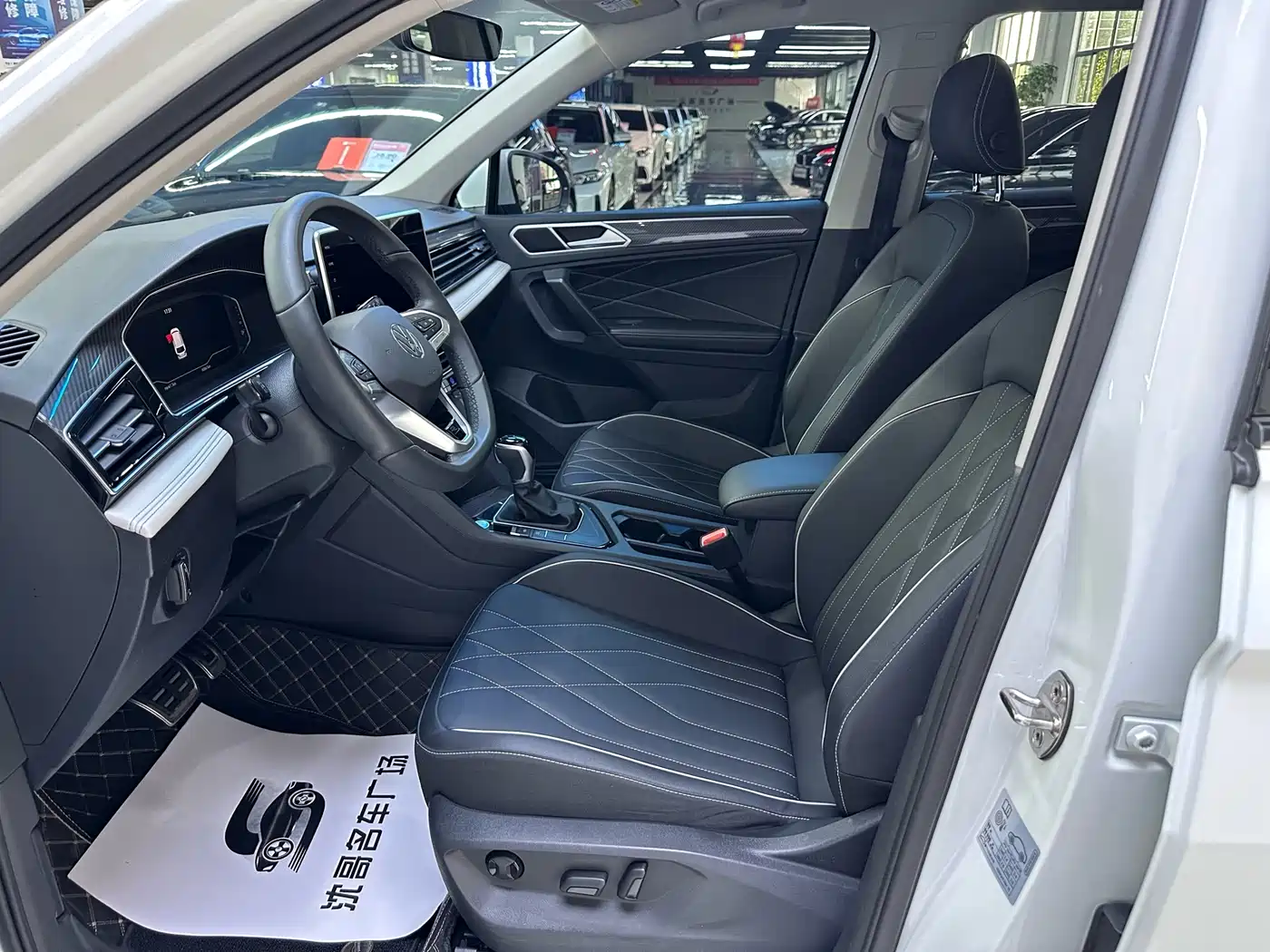 Photo 4 - Volkswagen Tiguan L