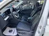 Photo 4 - Volkswagen Tiguan L