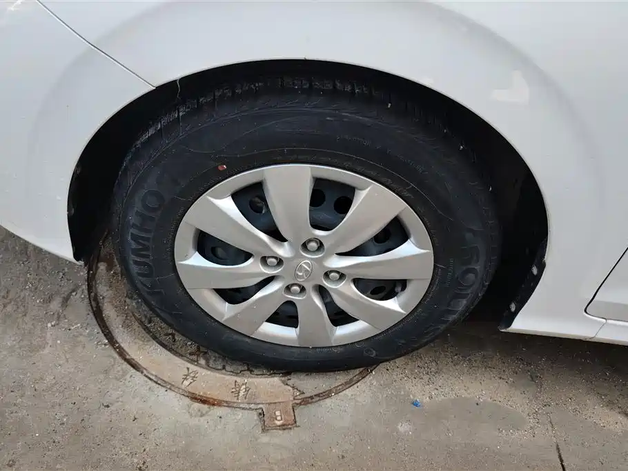Hyundai Verna 2017 1.4L Manual Renewal Edition China VI фото 6