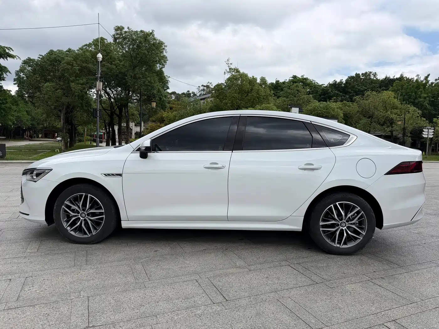 BYD Qin PLUS 2023 Champion Edition DM-i 120KM Leading Type фото 12