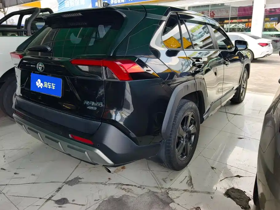 Фото 3 - Toyota RAV4