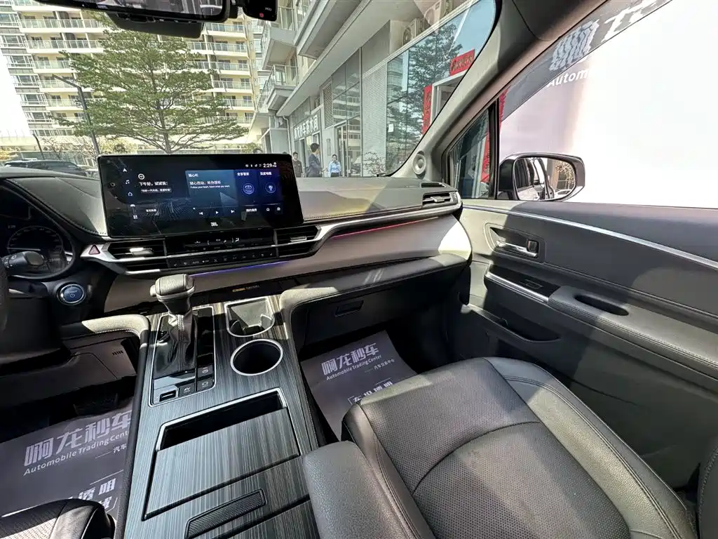 Toyota Granvia 2023 2.5L Hybrid Flagship VIP Edition фото 19