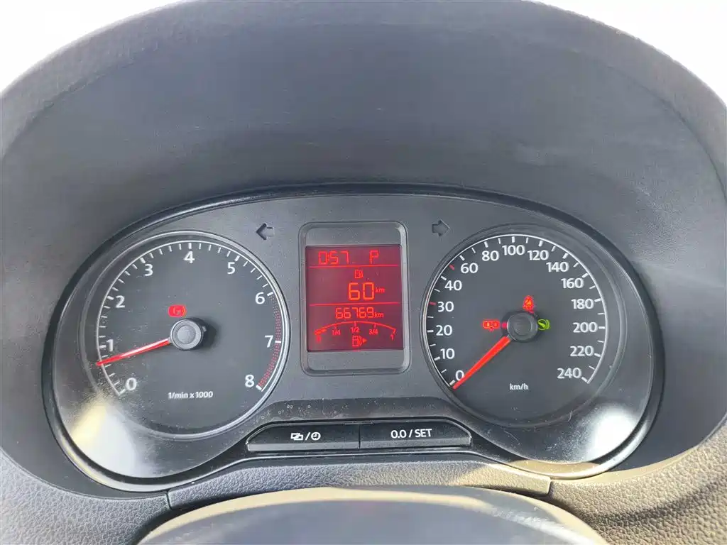 Volkswagen Polo 2013 1.4L Automatic Luxury Edition фото 18