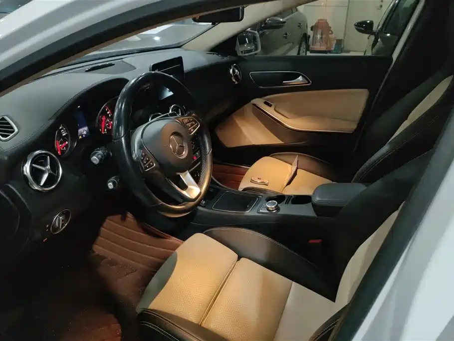 Mercedes-Benz GLA 2017 GLA 220 4MATIC Luxury фото 9