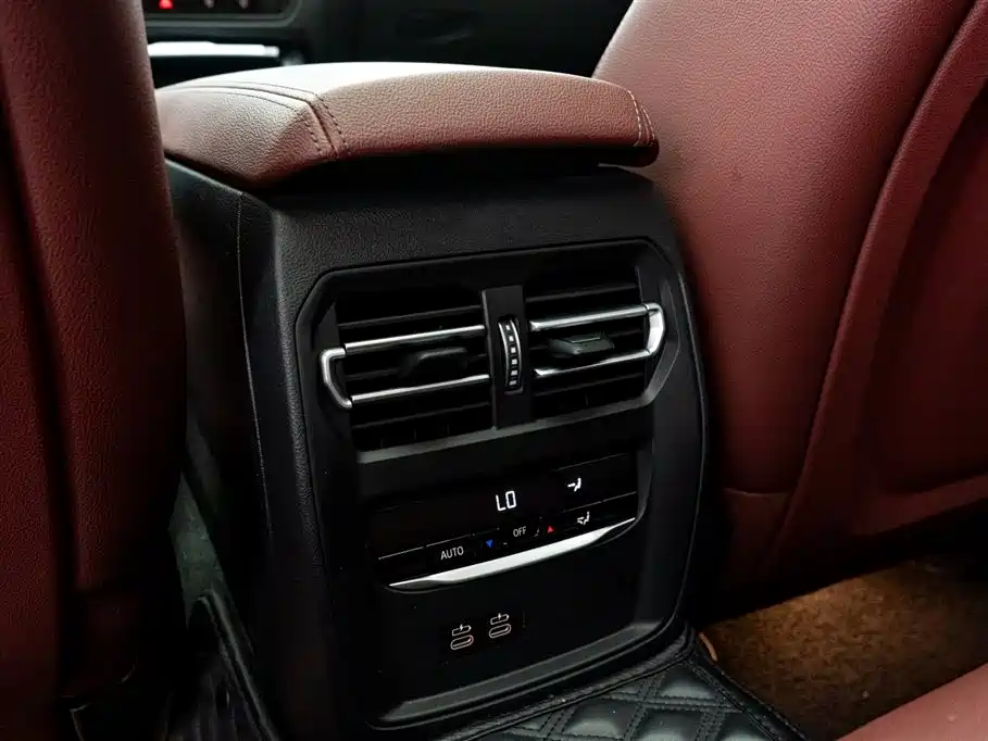 BMW 3 Series 2023 330i M Sport Shadow Edition фото 24