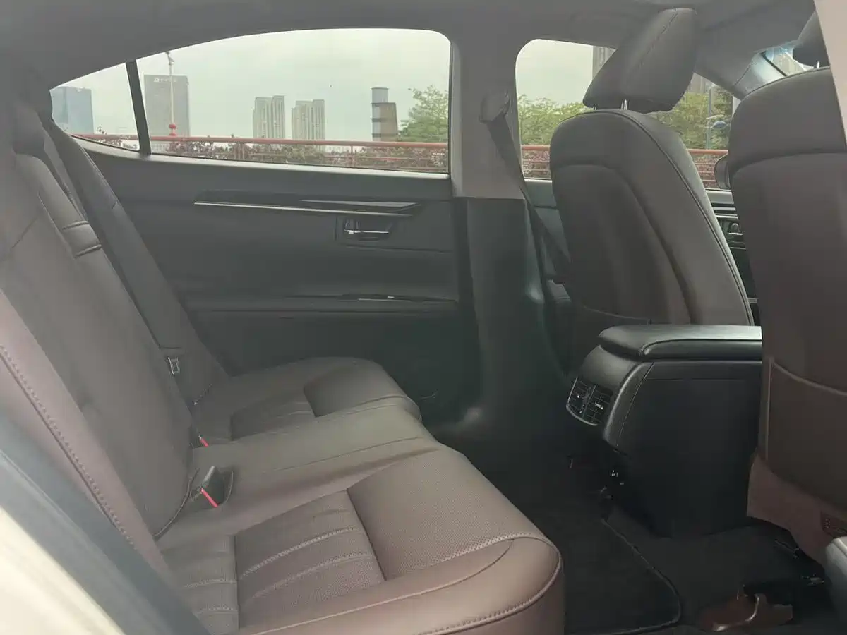 Lexus ES 2017 200 30th Anniversary Edition фото 14