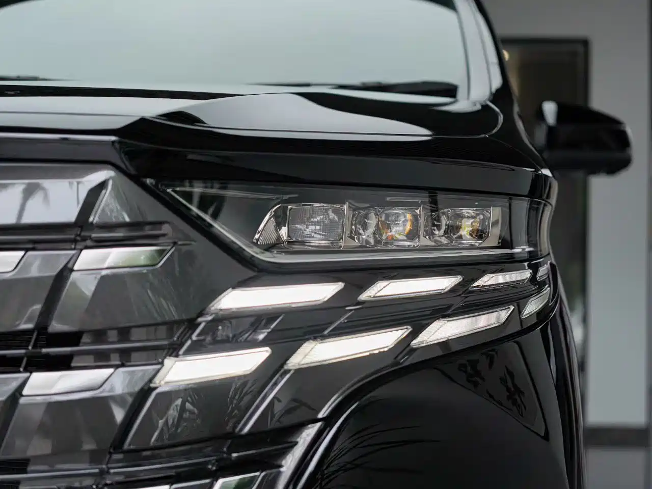 Toyota Alphard 2024 Hybrid 2.5L Prestige Edition фото 4