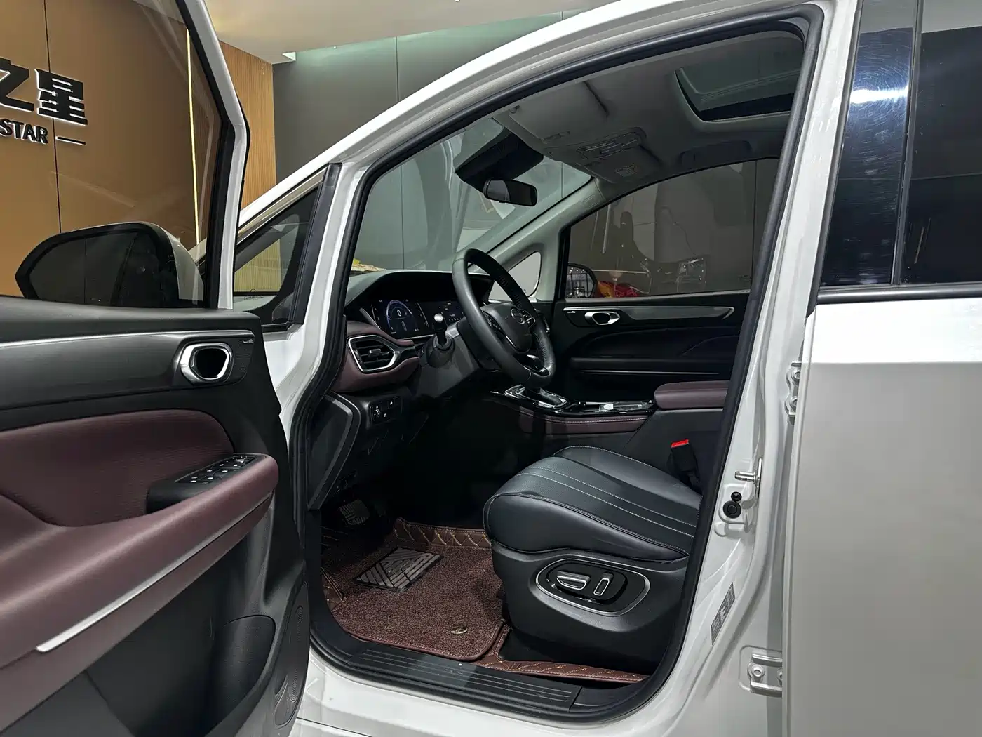 GAC Trumpchi Trumpchi M6 2025 2023 PRO 270T DCT Luxury Edition