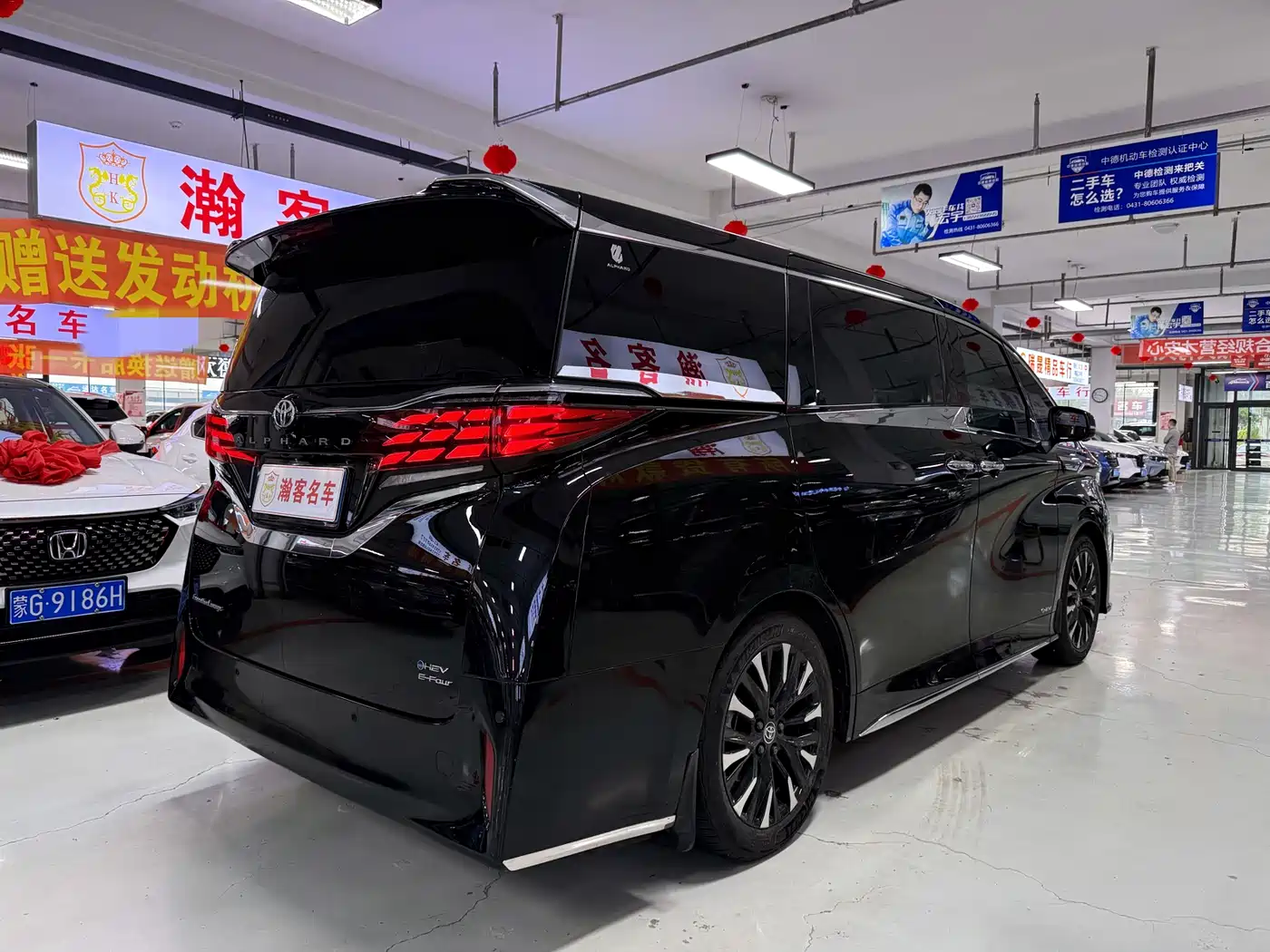 Toyota Alphard 2024 Hybrid 2.5L Ultimate Enjoyment Edition фото 4