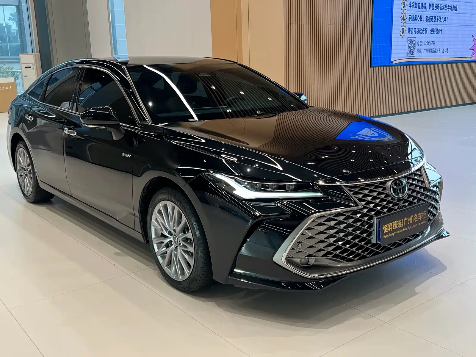 Photo 3 - Toyota Avalon