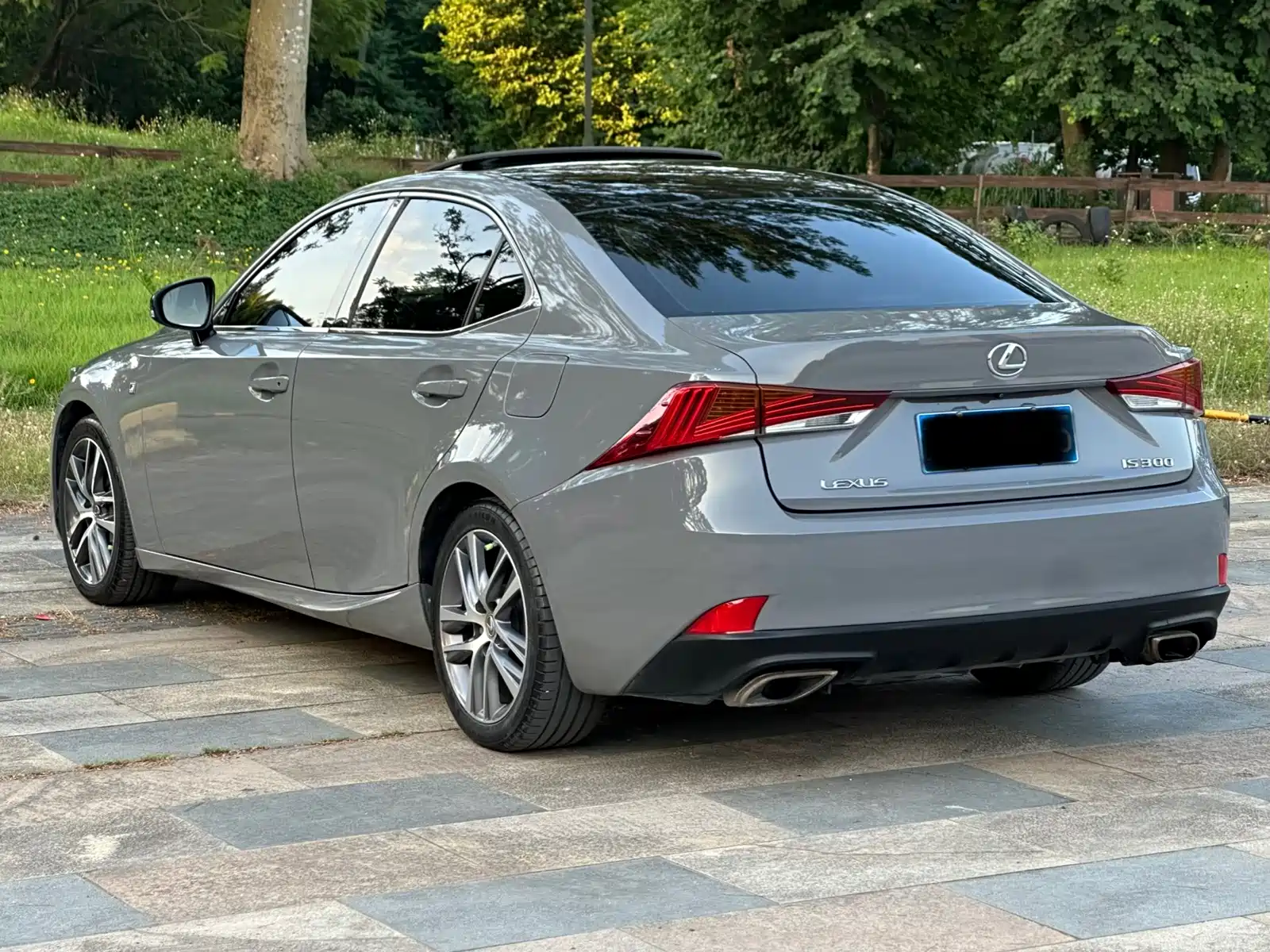 Фото 10 - Lexus IS
