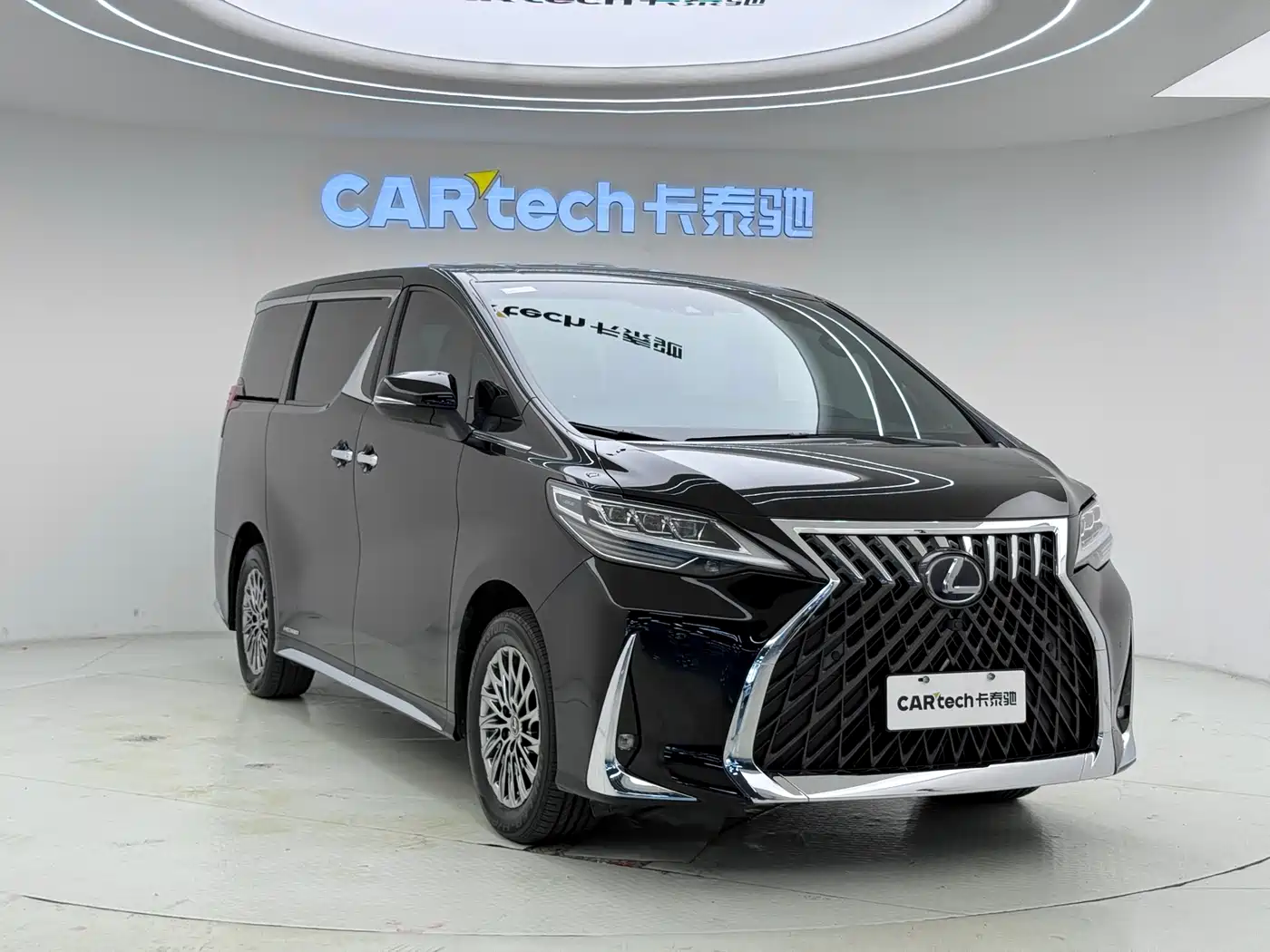 Lexus LM 2020 300h Seven-Seater Elegance Edition фото 3