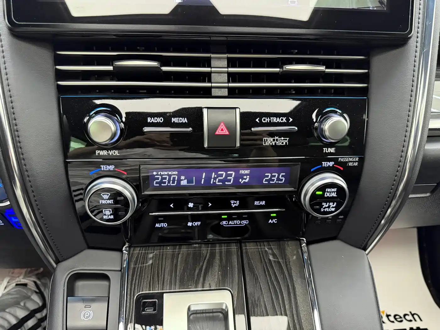 Lexus LM 2020 300h Seven-Seater Elegance Edition фото 16