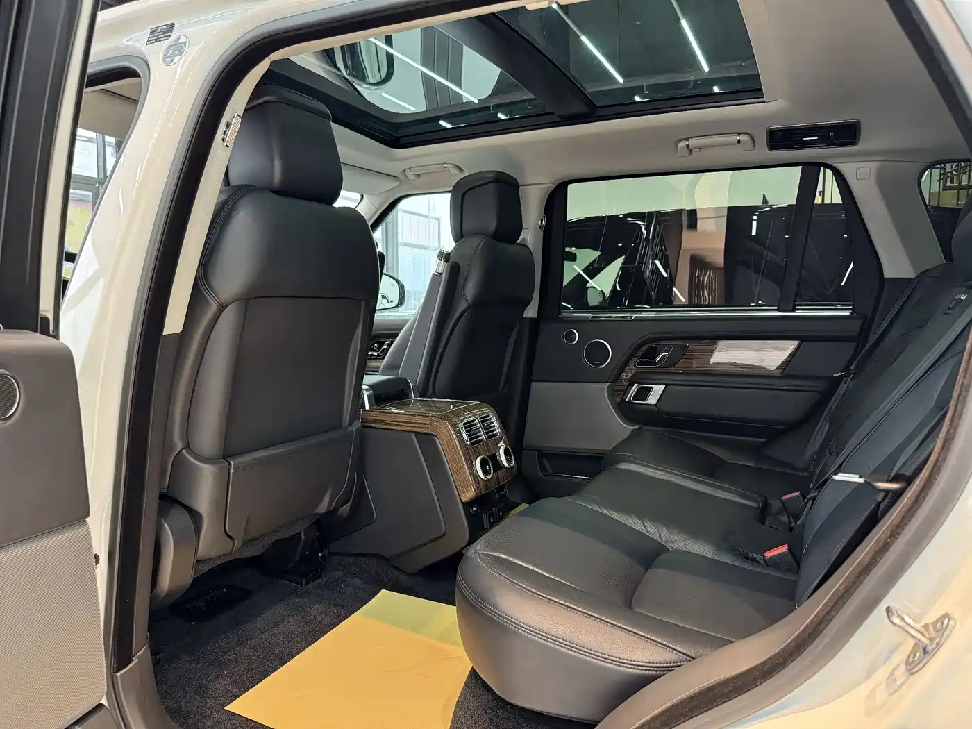 Land Rover Range Rover 2018 3.0 SC V6 Vogue SE Genesis Extended Edition фото 7