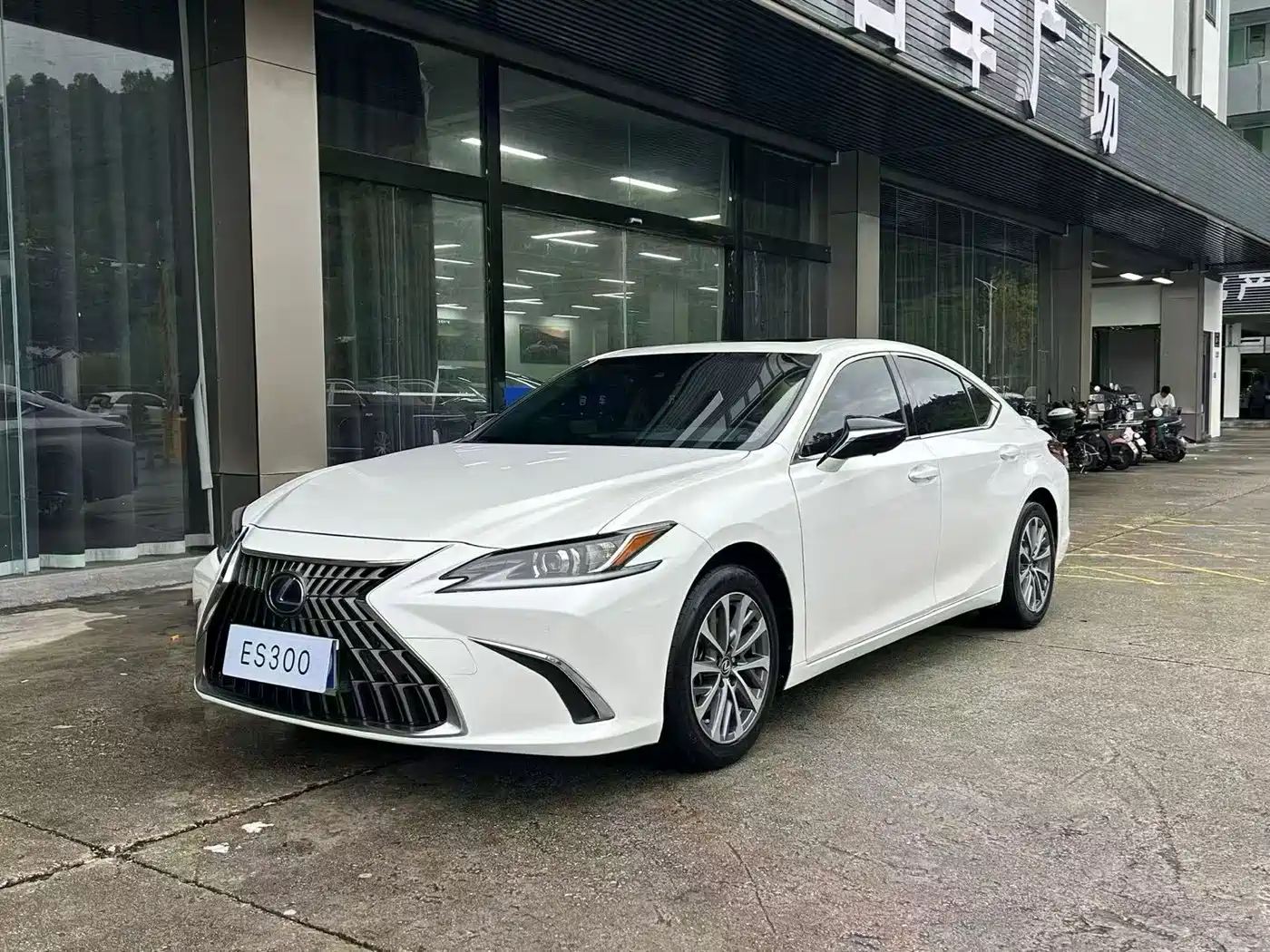 Фото 1 - Lexus ES