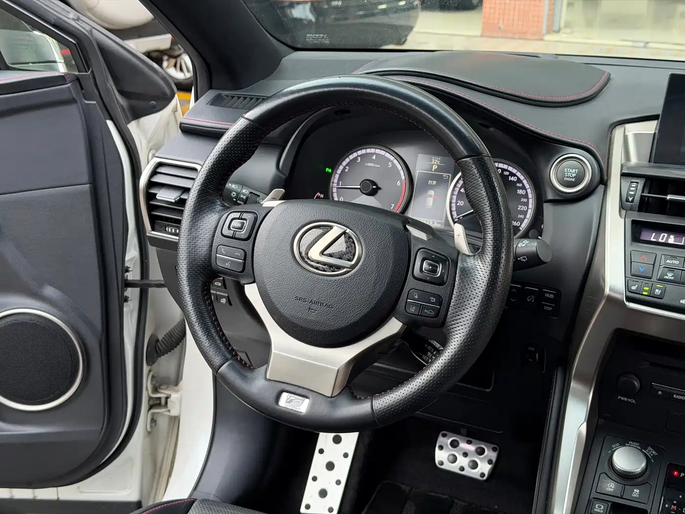 Фото 15 - Lexus NX