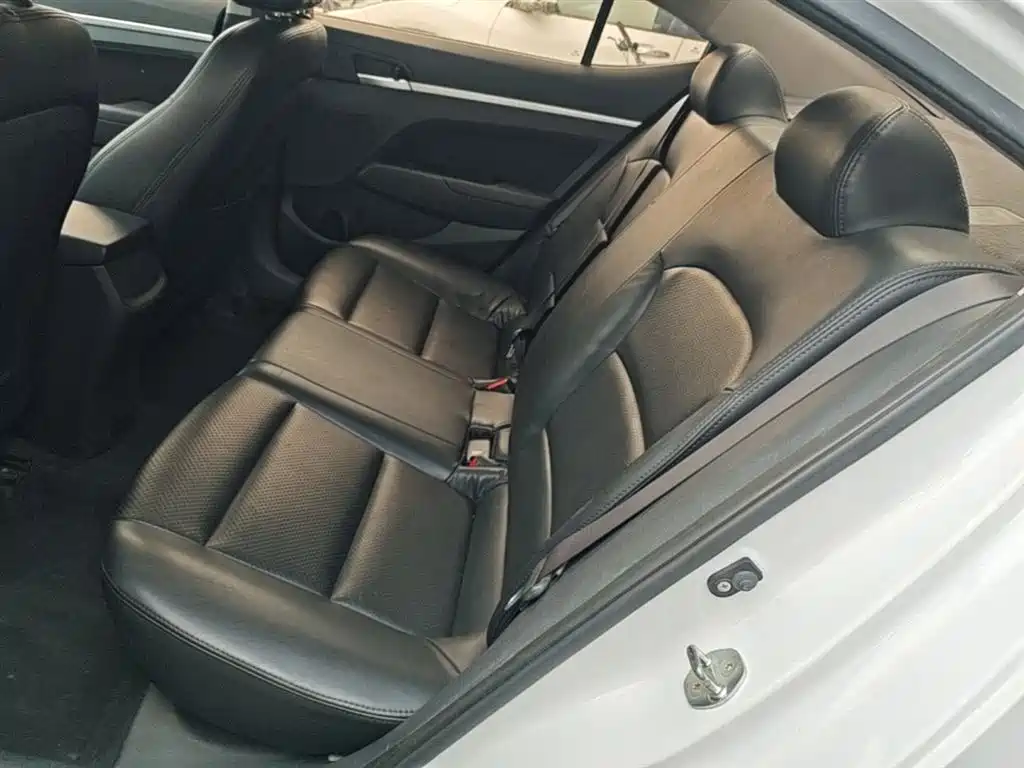Hyundai Elantra 2016 Model 1.6L Automatic Smart Elite фото 17