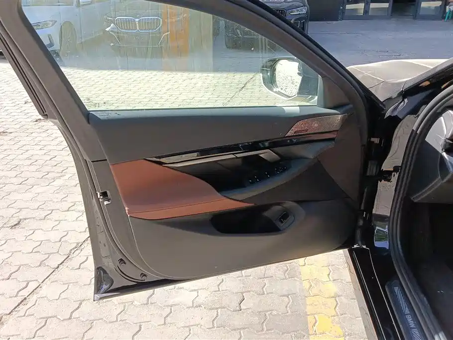 BMW 5 Series 2024 525Li M Sport Package фото 7