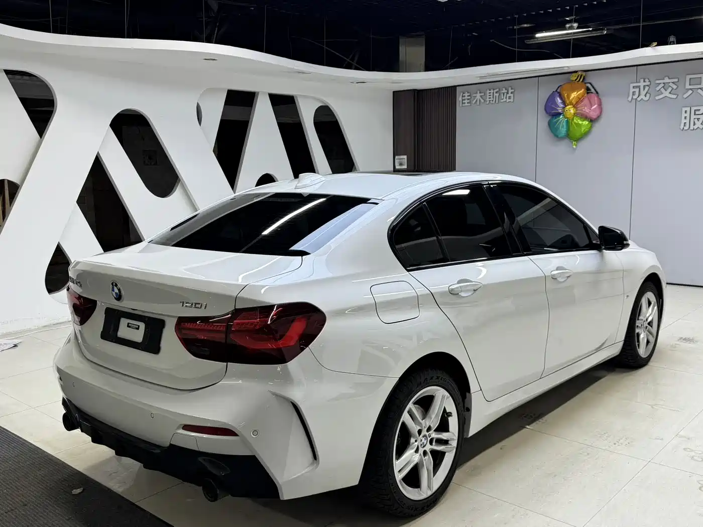 BMW 1 Series 2023 120i M Sport Shadow Edition фото 6