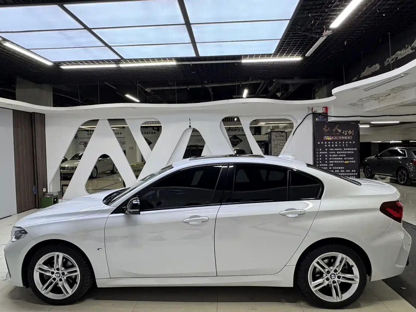 BMW 1 Series 2023 120i M Sport Shadow Edition фото 7