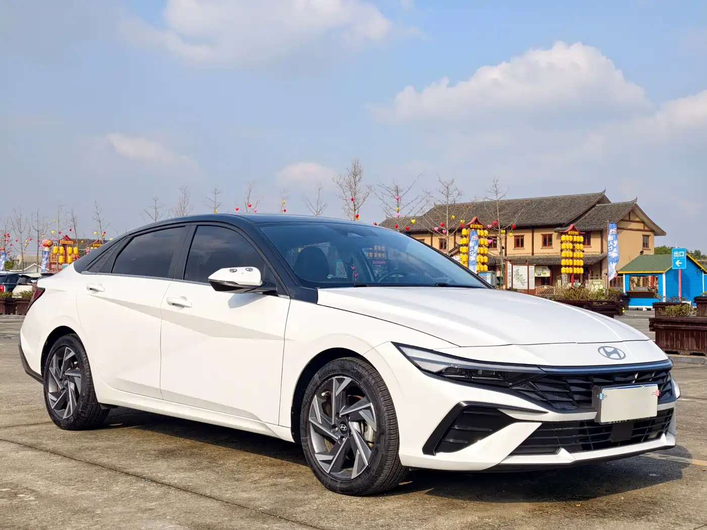 Hyundai Elantra 2023 Model 1.5L CVT LUX Premium Edition фото 3
