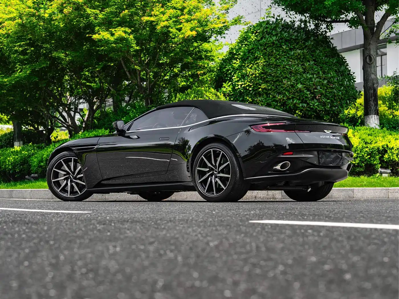 Aston Martin DB11 2023 4.0T V8 Volante фото 16
