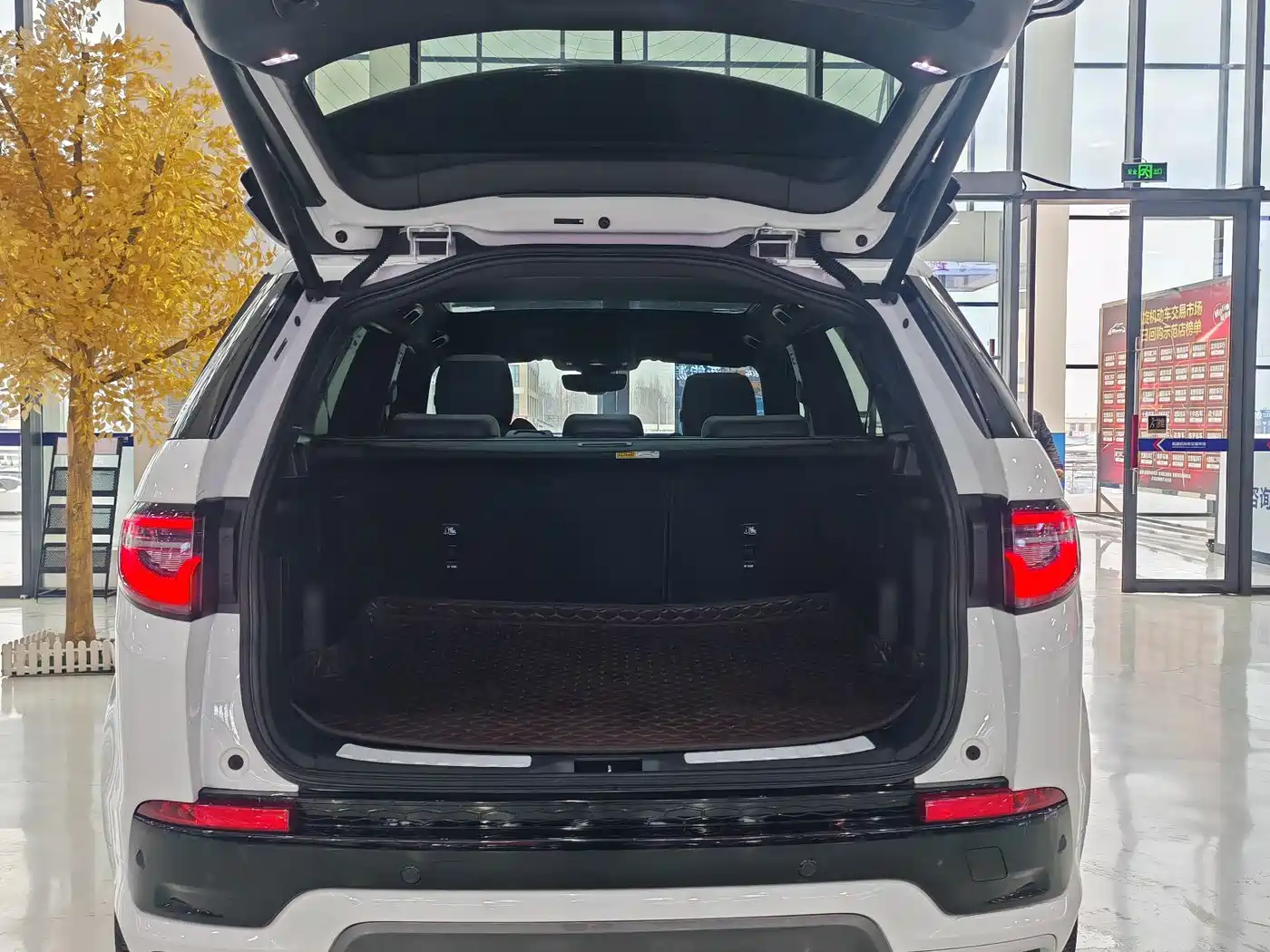 Land Rover Discovery Sport 2023 249PS R-Dynamic S Performance Version фото 24