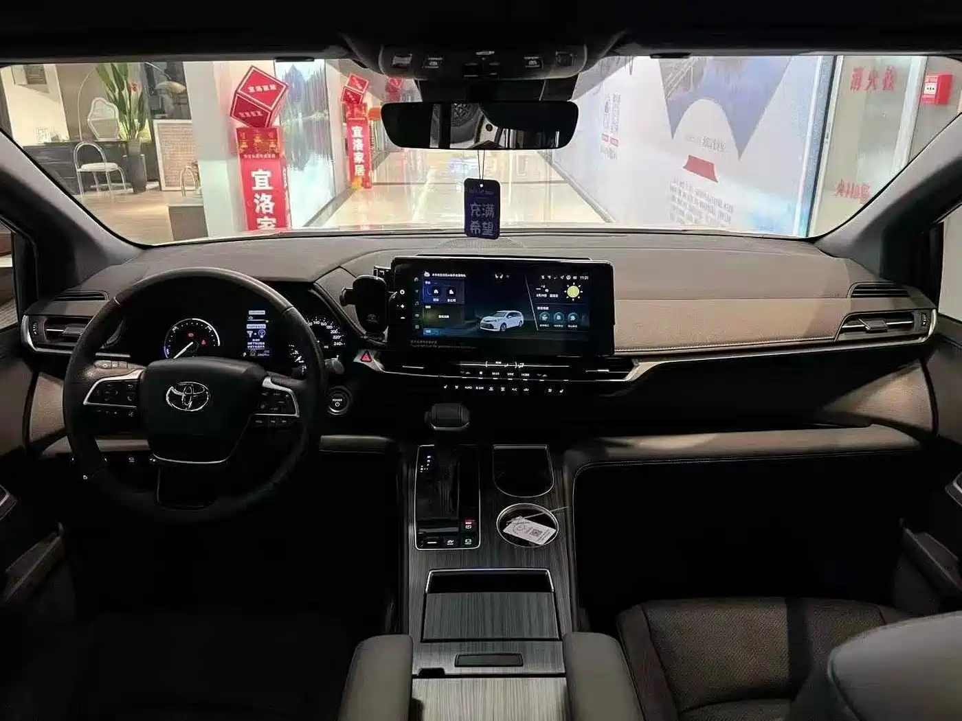 Toyota Sienna 2024 2.5L Hybrid 4WD Premium Edition фото 5