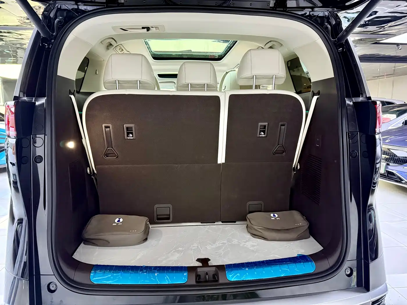 Denza D9 2024 DM-i 980 AWD Prestige фото 15