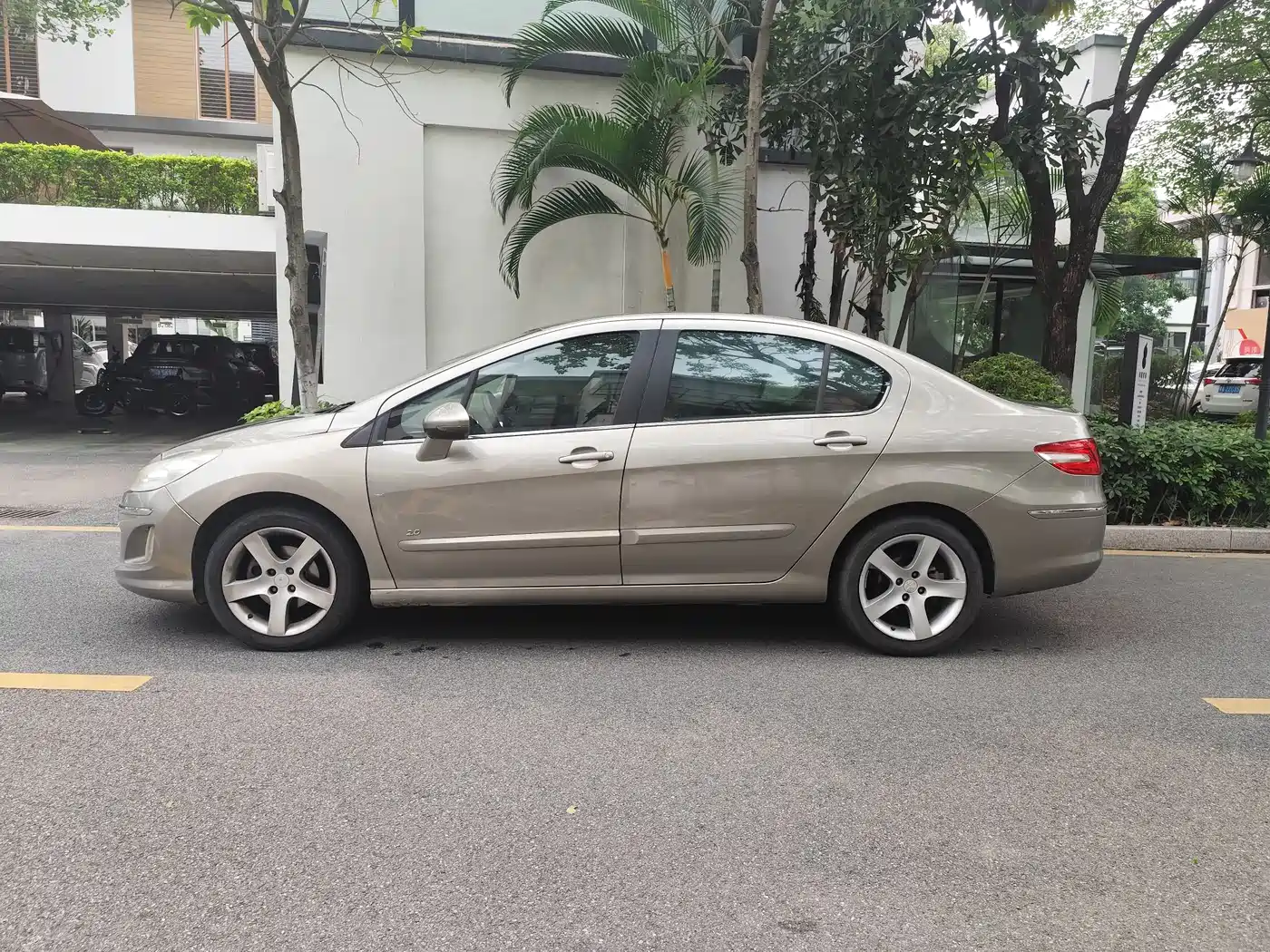 Peugeot 408 2013 2.0L Automatic Comfort Edition фото 4