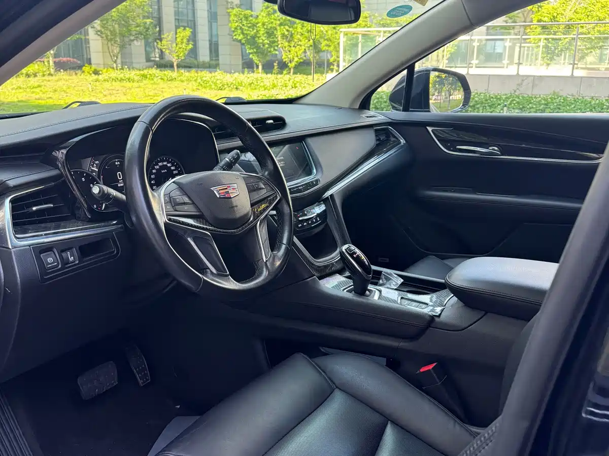 Photo 8 - Cadillac XT5