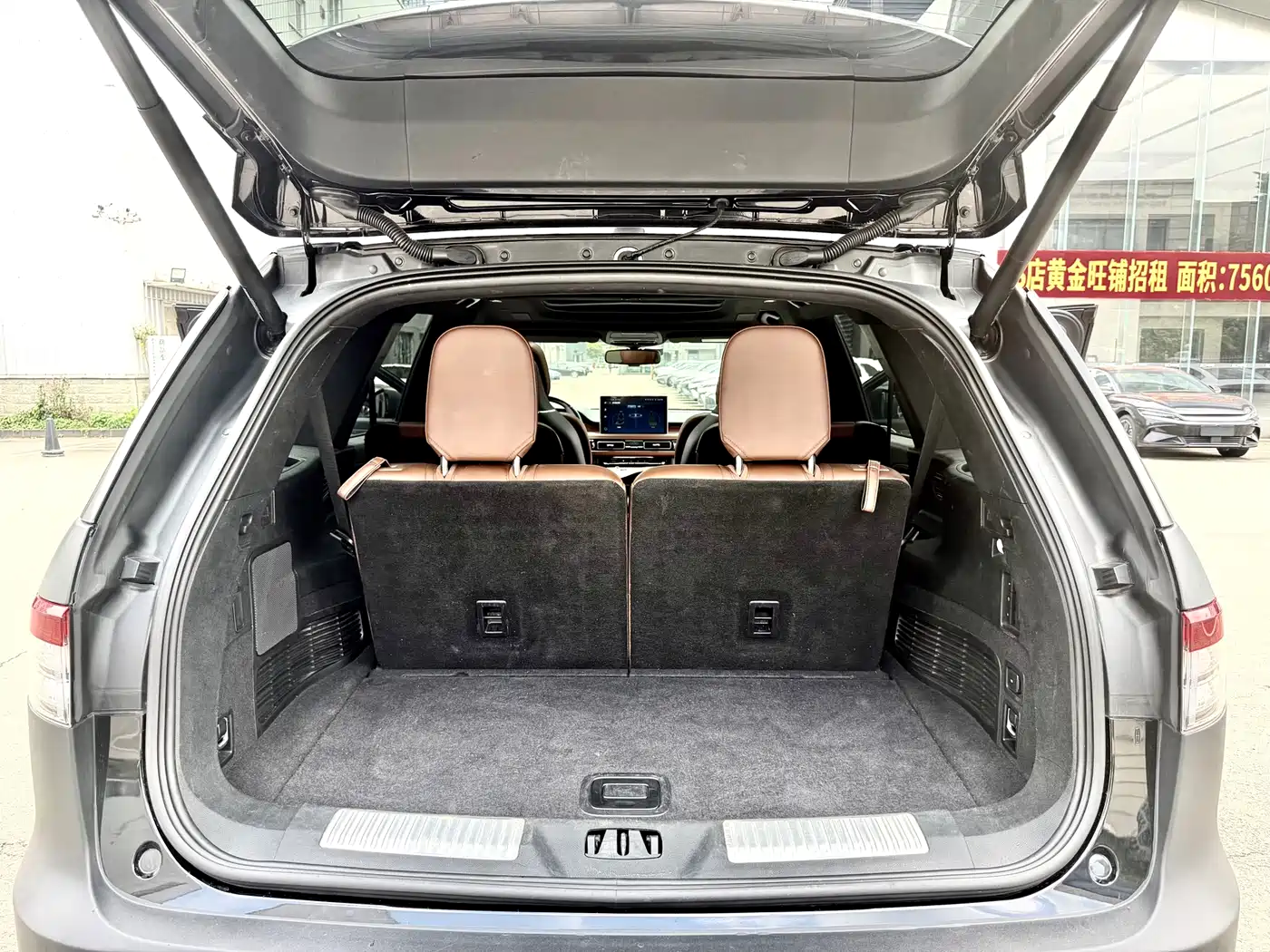 Photo 26 - Lincoln Aviator