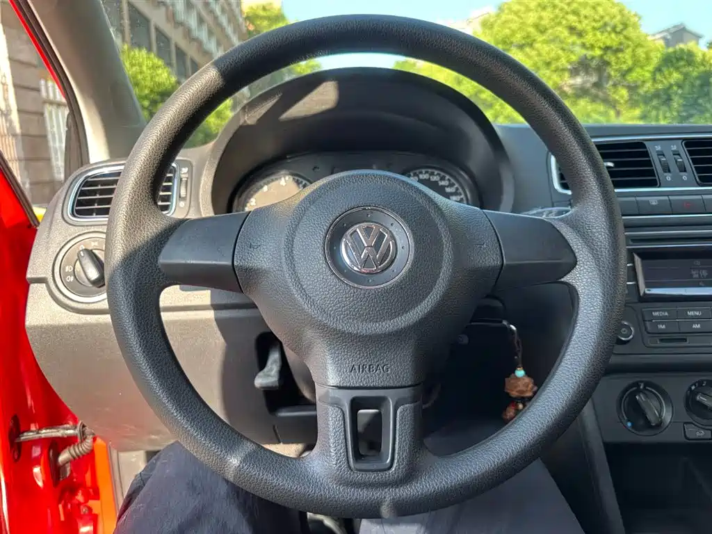 Volkswagen Polo 2013 1.6L Automatic Luxury Edition фото 13