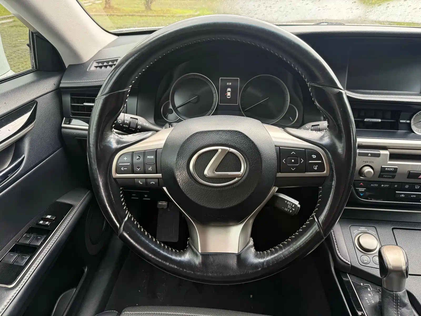 Фото 8 - Lexus ES