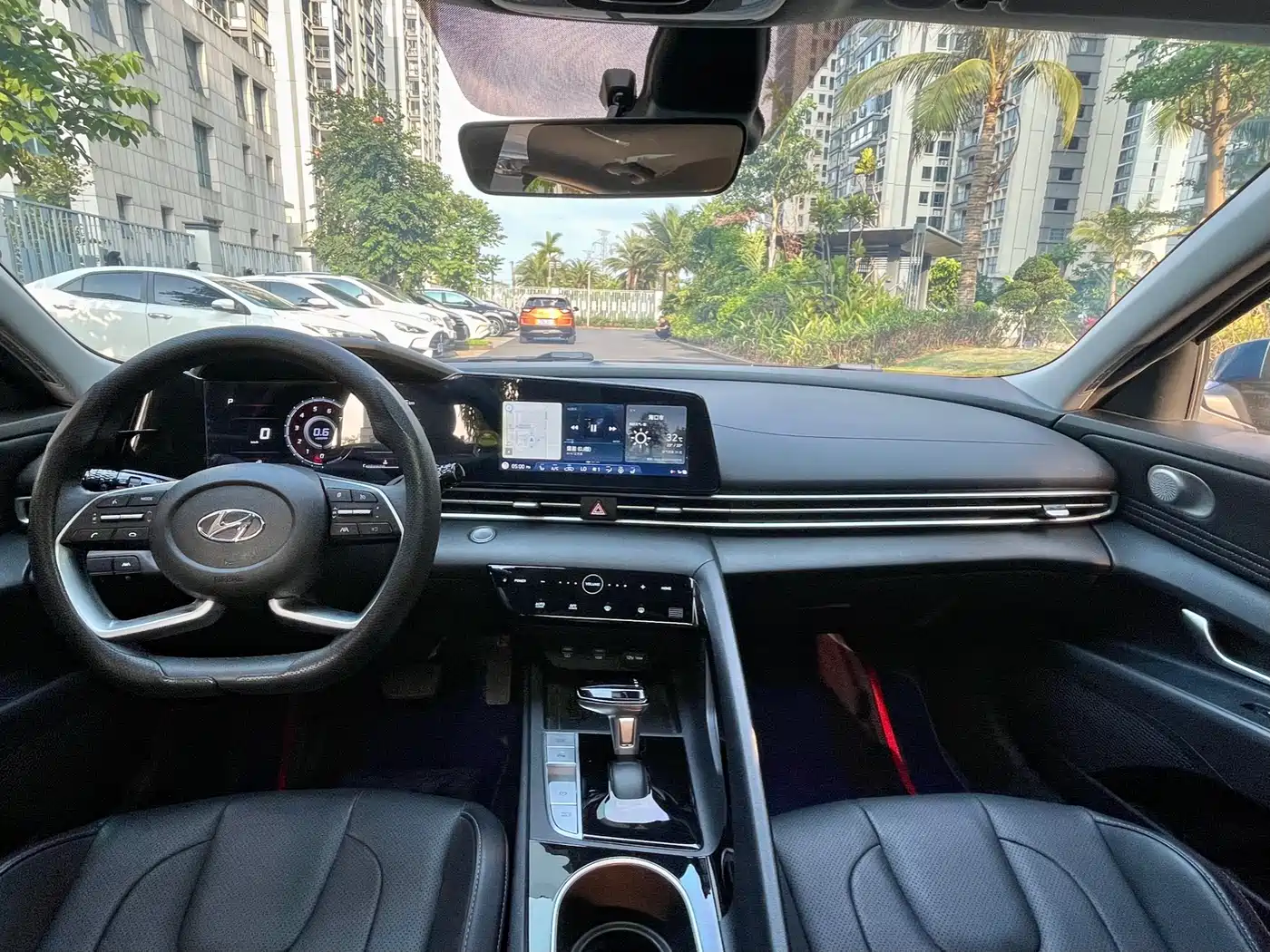 Hyundai Elantra 2022 1.5L CVT LUX Premium Edition фото 5