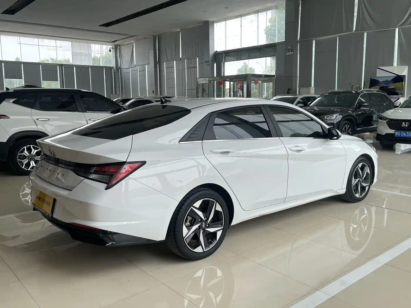 Hyundai Elantra 2022 1.5L CVT LUX Premium Edition фото 4