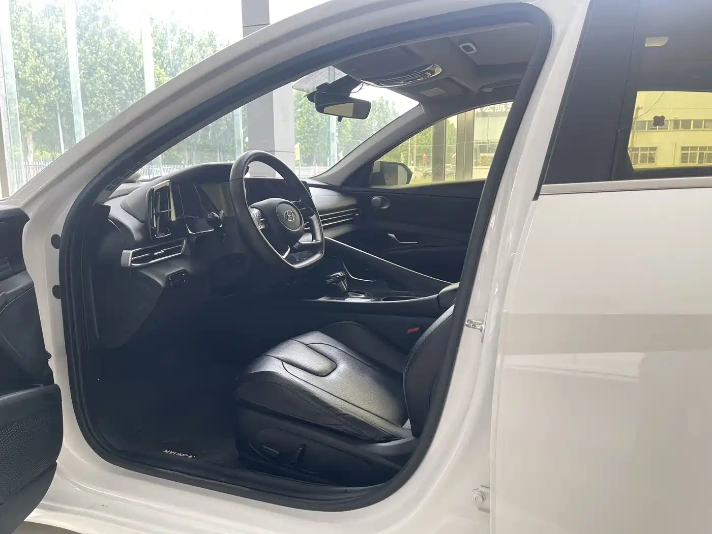 Hyundai Elantra 2022 1.5L CVT LUX Premium Edition фото 6