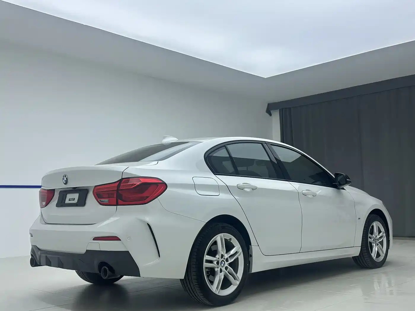BMW 1 Series 2021 120i M Sport Shadow Edition фото 4