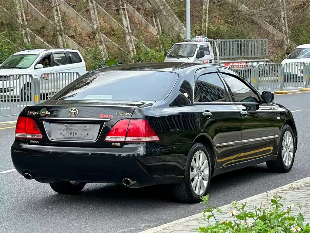 Toyota Crown 2009 2.5L Royal Special Enhanced Edition фото 4