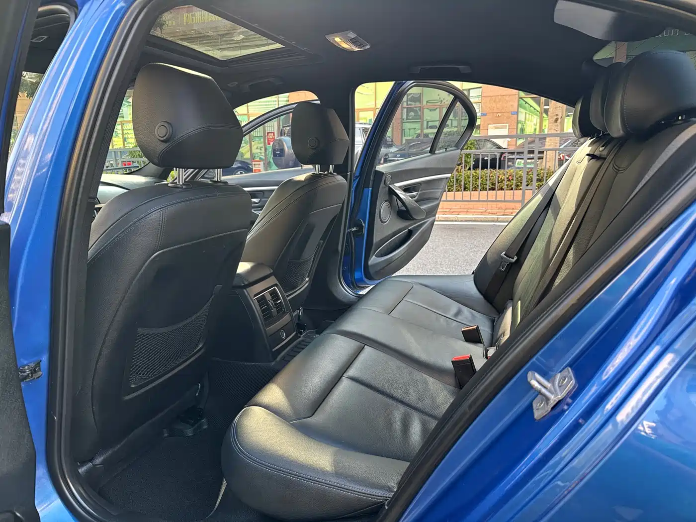 BMW 3 Series 2018 320i M Sport Black Night Edition фото 6