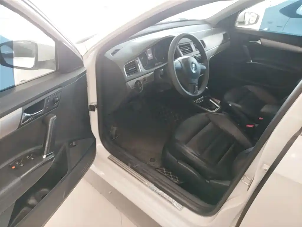 Volkswagen Lavida 2013 Facelift Classic 1.6L Automatic Comfort фото 16