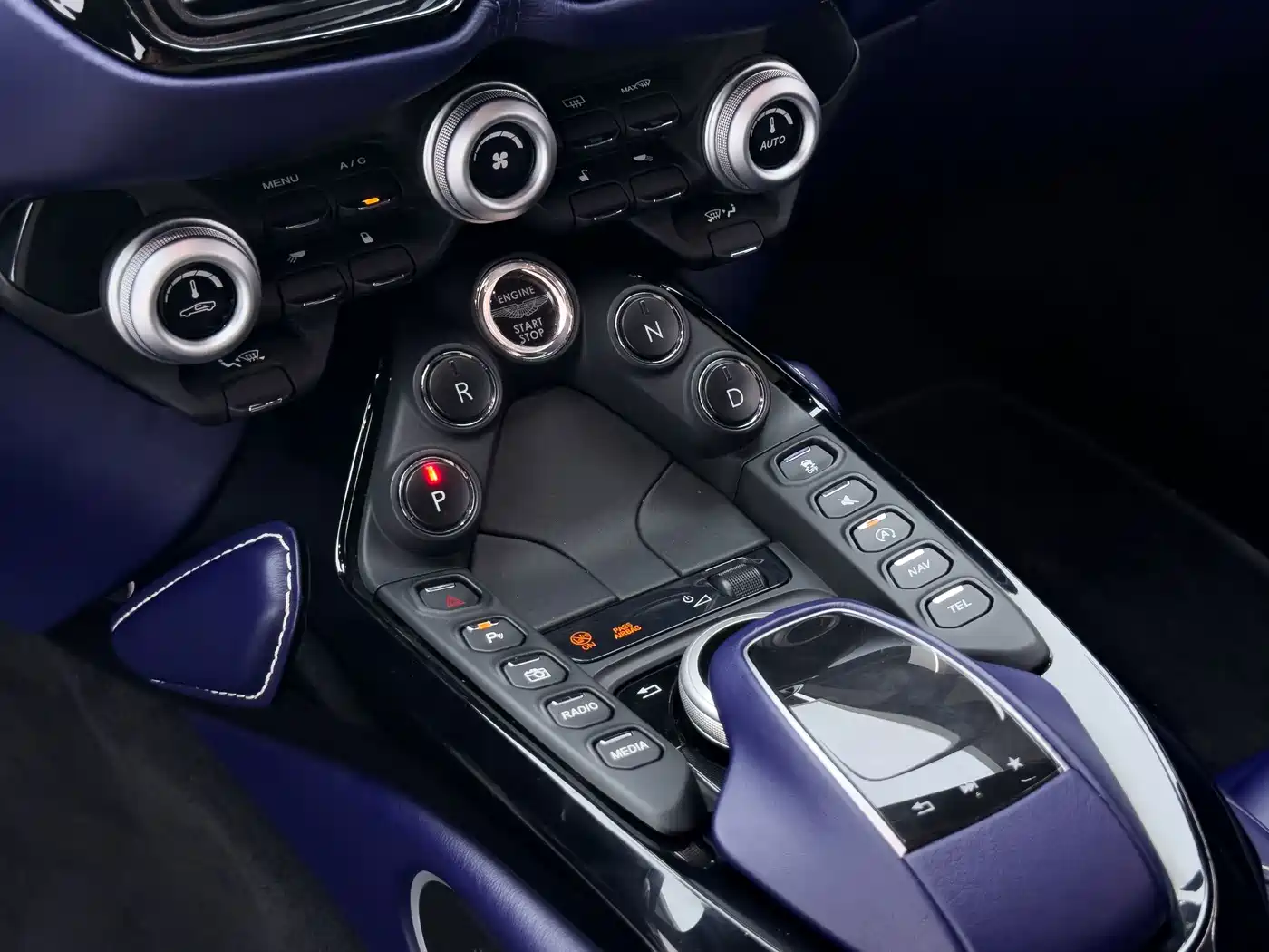 Aston Martin V8 Vantage 2020 2018 4.0T V8 Coupe