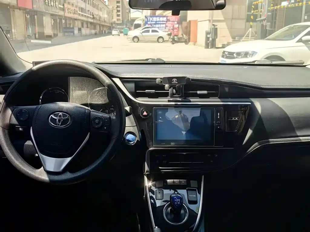 Toyota Corolla Twin Engine E+ 2019 1.8L E-CVT Leading Edition фото 11