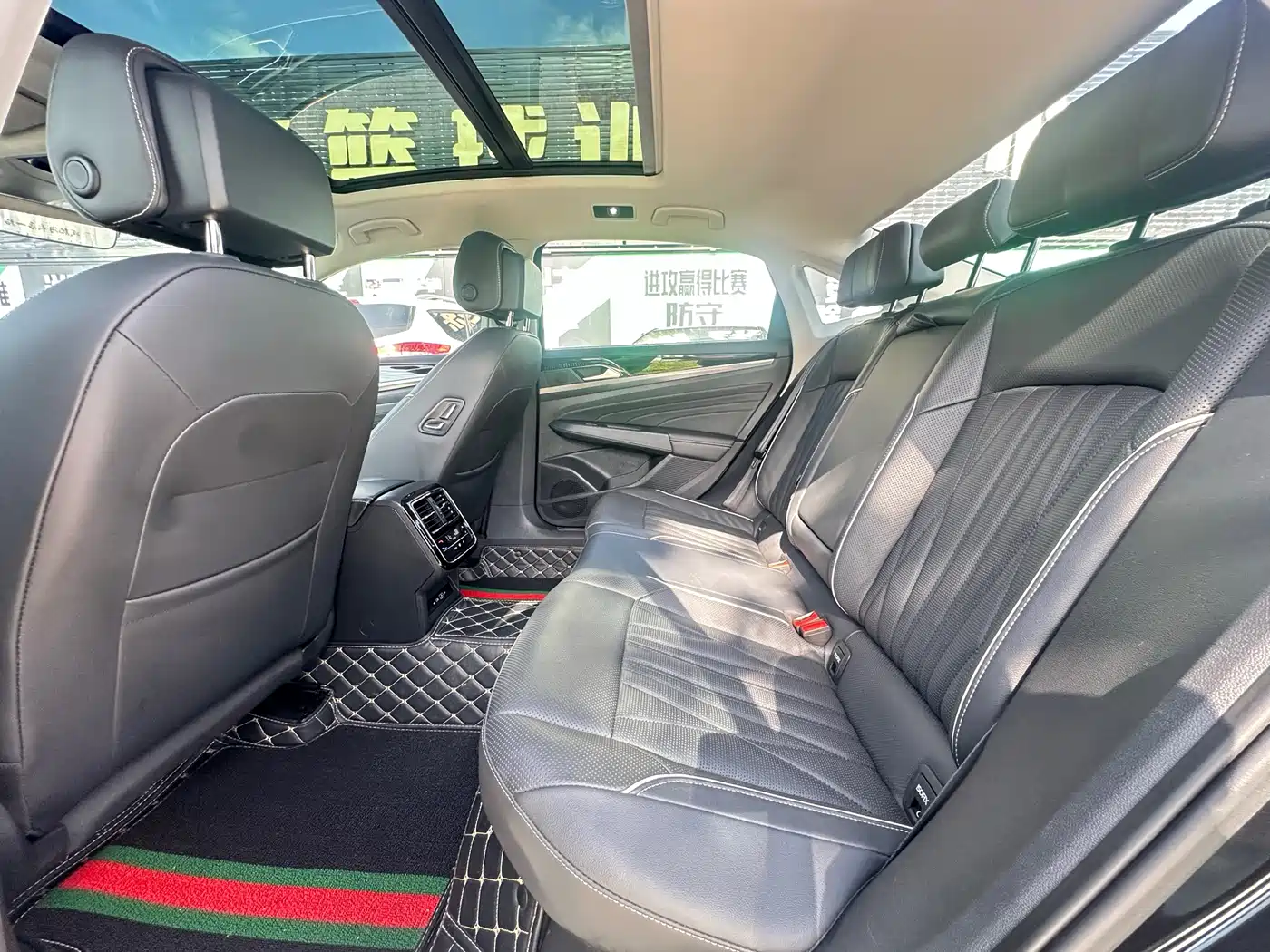 Volkswagen Passat 2022 330TSI Starlight Luxury Edition фото 15
